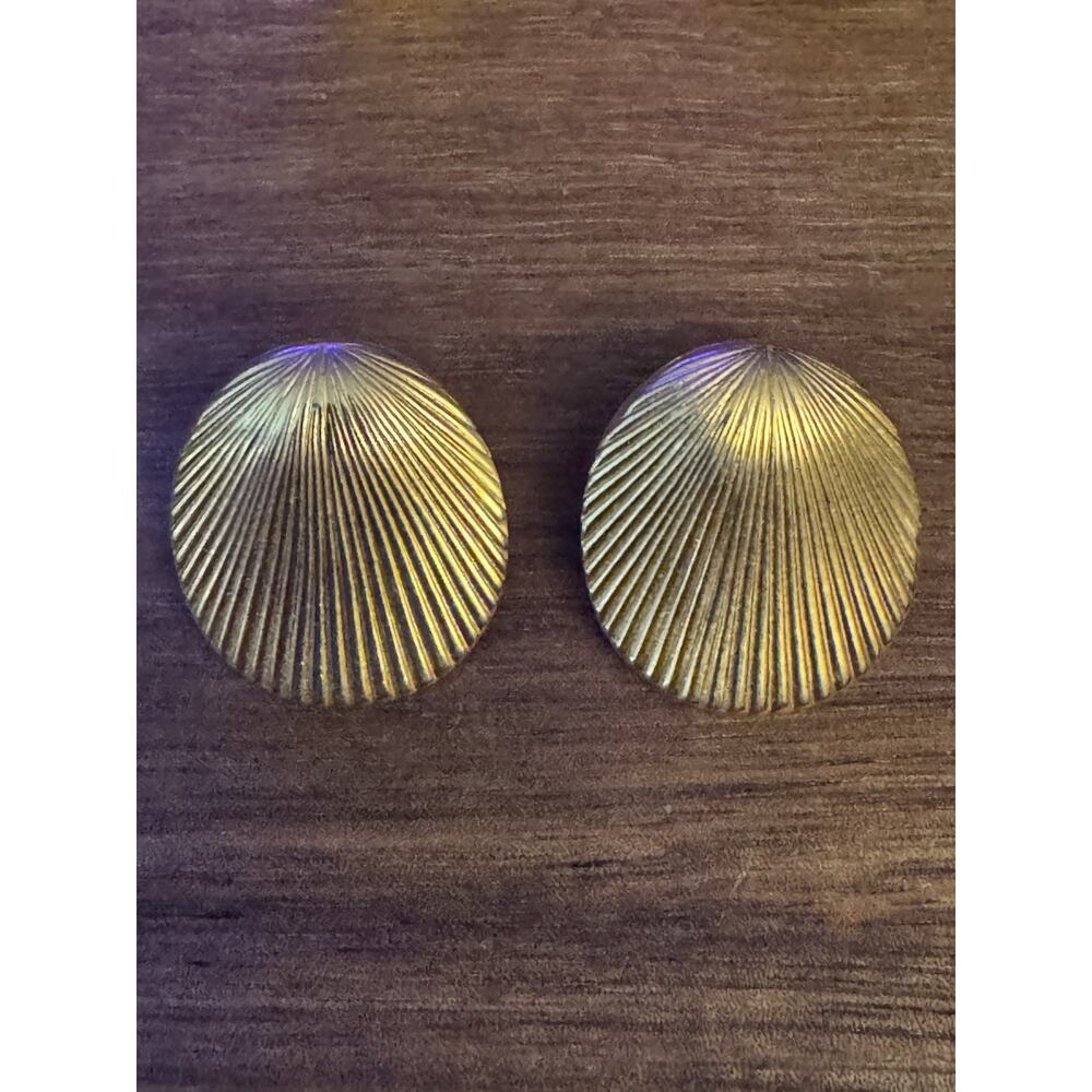 Vintage Simply Whispers Ribbed Seashell Stud Earrings Gold Tone Dainty Chic 7/8”